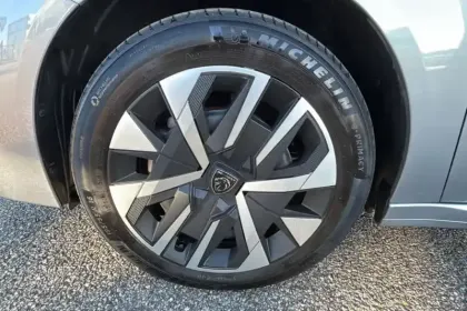 Photo 75 Peugeot 208  PureTech 100 S&S BVM6