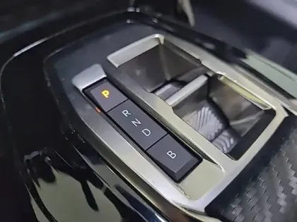 Photo 13 Peugeot 208  Electrique 50 kWh 136ch