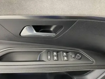 Photo 31 Peugeot 3008  Hybrid 136 e-DCS6