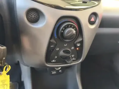 Photo 7 Toyota Aygo x-play 1.0 72 ch