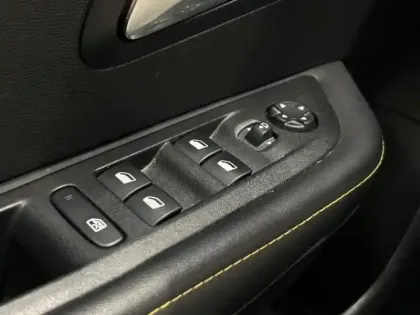 Photo 11 Peugeot 208  e- 136ch Roadtrip