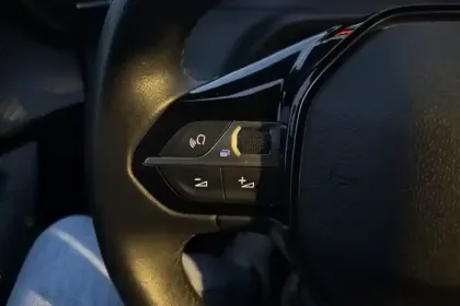 Photo 63 Peugeot 2008  PureTech 100 S&S BVM6