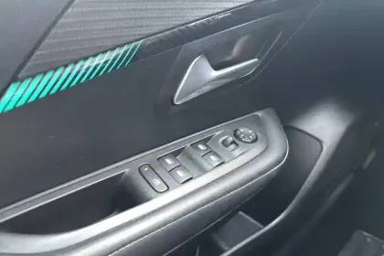 Photo 21 Peugeot 208  PureTech 100 S&S BVM6