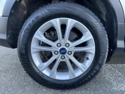 Photo 10 Ford Kuga  1.5 Flexifuel-E85 150ch Stop&Start Titanium 4x2 Euro6.2