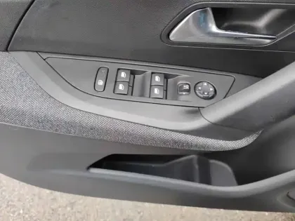 Photo 23 Peugeot 2008  PureTech 100 S&S BVM6