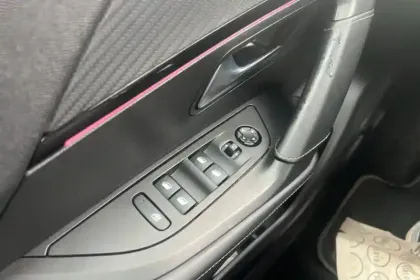 Photo 36 Peugeot 2008  Moteur électrique 136 ch