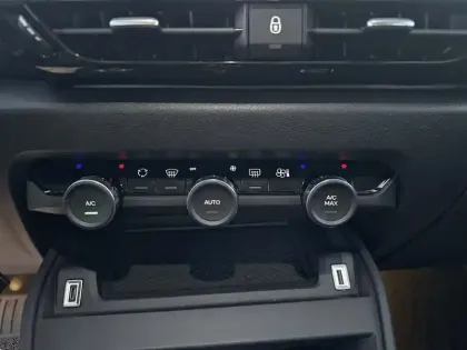 Photo 19 Citroën C4 e- 136 ch Automatique