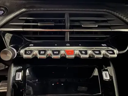 Photo 28 Peugeot 2008  Hybrid 136 e-DCS6