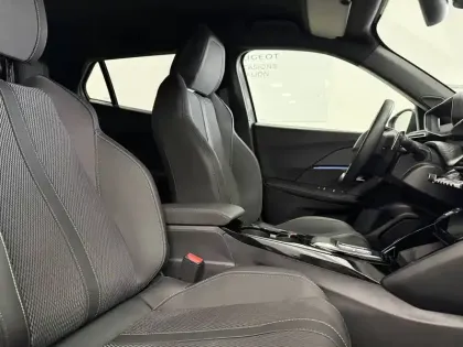 Photo 31 Peugeot 2008  Hybrid 136 e-DCS6