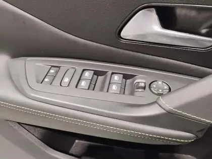 Photo 23 Peugeot 408  Hybrid 136 e-DCS6