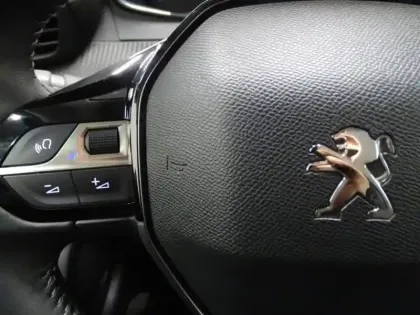 Photo 11 Peugeot 208  e- 136ch Style