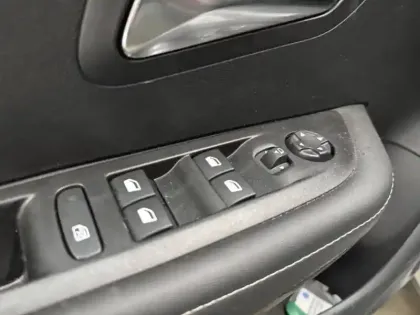 Photo 12 Peugeot 208  1.2 Hybrid 100ch Allure e-DCS6