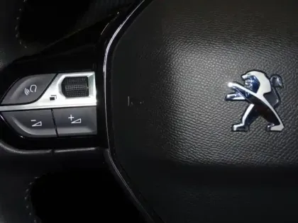 Photo 13 Peugeot 208  e- 136ch Allure Pack