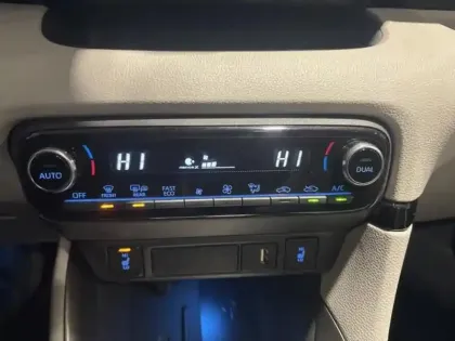 Photo 11 Toyota Yaris  116h Iconic 5p MY22