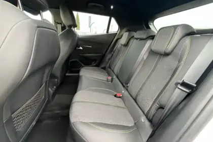 Photo 70 Peugeot 2008  Hybrid 136 e-DCS6