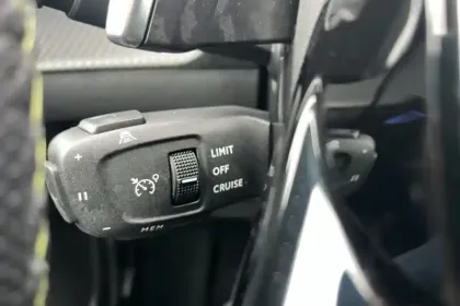 Photo 50 Peugeot 2008  Hybrid 136 e-DCS6