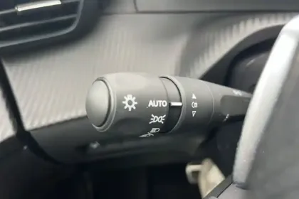 Photo 53 Peugeot 2008  Hybrid 136 e-DCS6