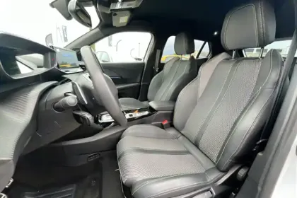 Photo 41 Peugeot 2008  Hybrid 136 e-DCS6