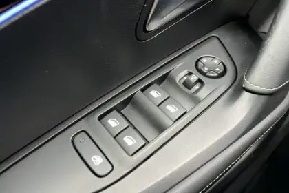 Photo 79 Peugeot 2008  Hybrid 136 e-DCS6