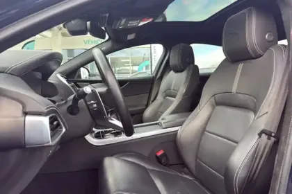 Photo 13 Jaguar Xe  D200 MHEV BVA