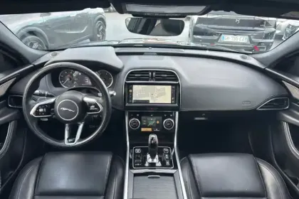 Photo 18 Jaguar Xe  D200 MHEV BVA