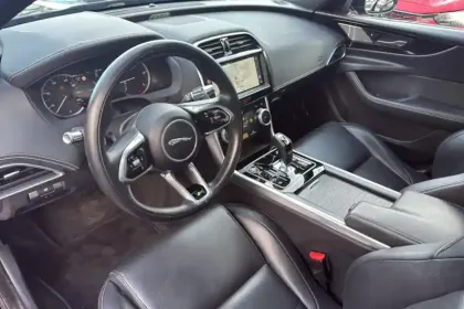 Photo 16 Jaguar Xe  D200 MHEV BVA