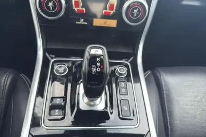 Photo 24 Jaguar Xe  D200 MHEV BVA