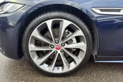 Photo 8 Jaguar Xe  D200 MHEV BVA