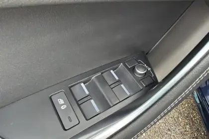 Photo 27 Jaguar Xe  D200 MHEV BVA