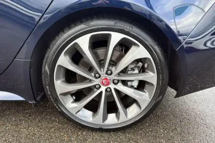 Photo 9 Jaguar Xe  D200 MHEV BVA