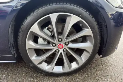 Photo 10 Jaguar Xe  D200 MHEV BVA