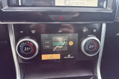 Photo 21 Jaguar Xe  D200 MHEV BVA