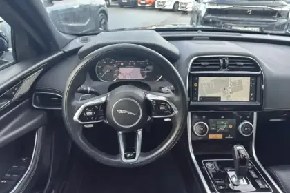 Photo 17 Jaguar Xe  D200 MHEV BVA