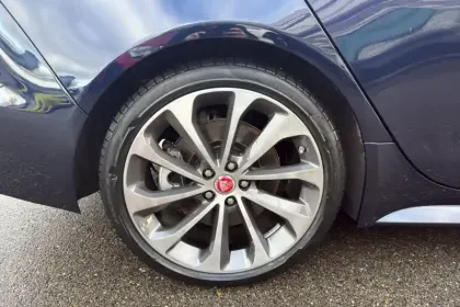 Photo 11 Jaguar Xe  D200 MHEV BVA