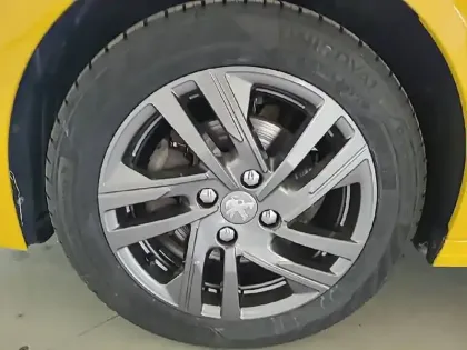 Photo 43 Peugeot 208  BlueHDi 100 S&S BVM6