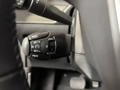 Photo 13 Peugeot 2008  Electrique 50 kWh 136 ch