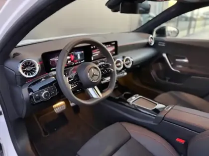 Photo 12 Mercedes Classe A 200 d AMG Line