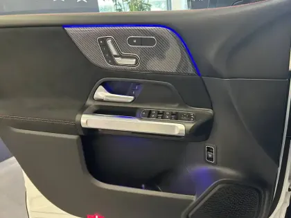 Photo 10 Mercedes GLB  200 d 8G-DCT