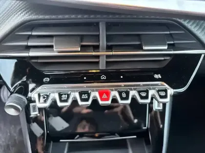 Photo 45 Peugeot 208  Hybrid 110 e-DCS6