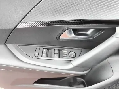 Photo 59 Peugeot 2008  Hybrid 145 e-DCS6