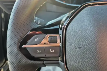 Photo 67 Peugeot 2008  Hybrid 145 e-DCS6