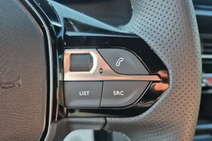 Photo 66 Peugeot 2008  Hybrid 145 e-DCS6