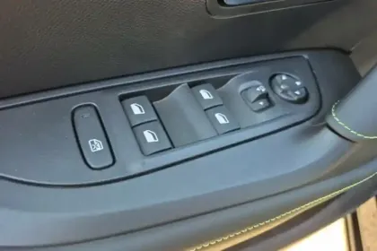 Photo 63 Peugeot 2008  Hybrid 145 e-DCS6