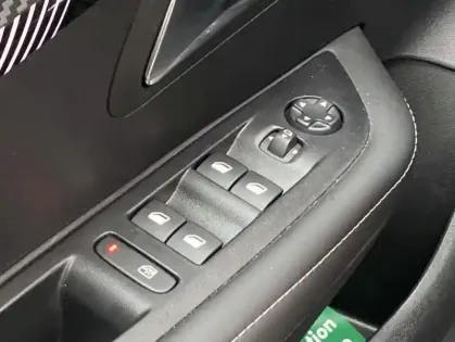 Photo 23 Peugeot 208 II Hybrid 100 e-DCS6 Allure