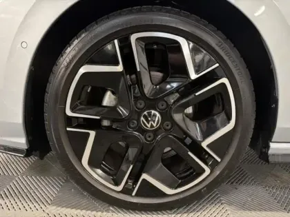 Photo 5 Volkswagen Golf  1.5 eTSI EVO2 150ch R-Line Edition DSG7