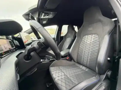 Photo 8 Volkswagen Golf  1.5 eTSI EVO2 150ch R-Line Edition DSG7