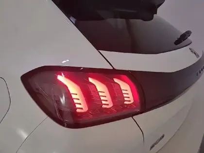 Photo 16 Peugeot 208  PureTech 100 S&S EAT8