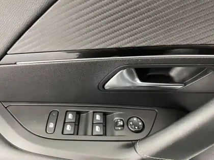 Photo 31 Peugeot 2008  PureTech 130 S&S BVM6