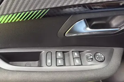 Photo 83 Peugeot 208  PureTech 100 S&S BVM6