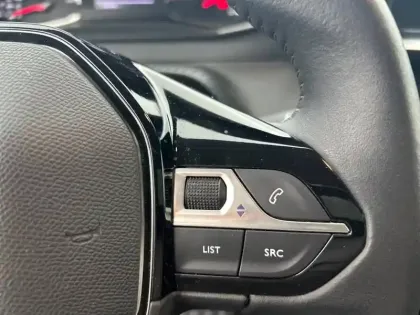 Photo 45 Peugeot 208  PureTech 100 S&S BVM6